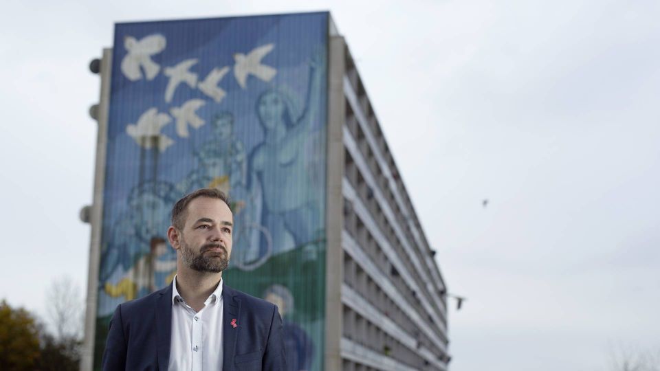 Borgmester Jacob Bundsgaard (S) foran en af de almene boligblokke i Gellerupparken. | Foto: Benjamin Nørskov/JPA.