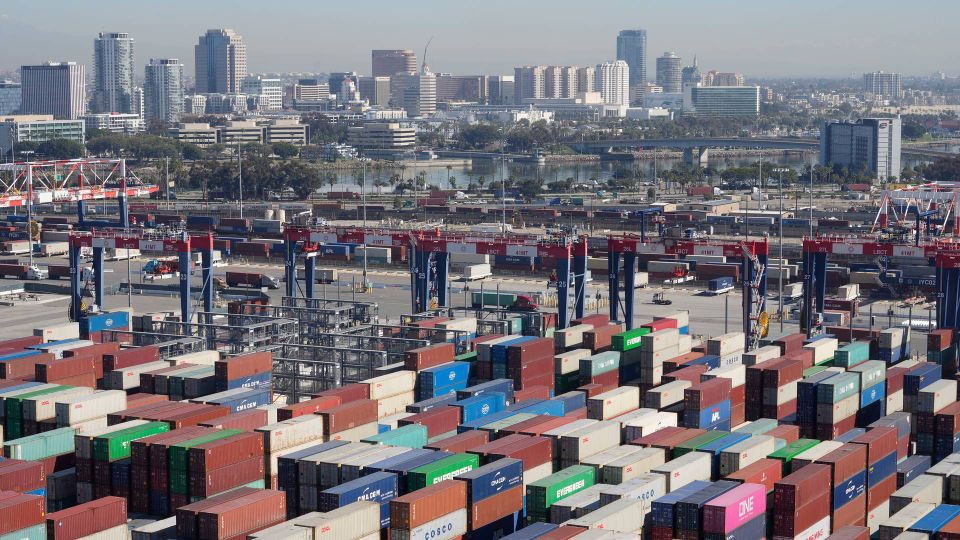 Containere i Long Beach, Californien. | Foto: Damian Dovarganes/AP/Ritzau Scanpix