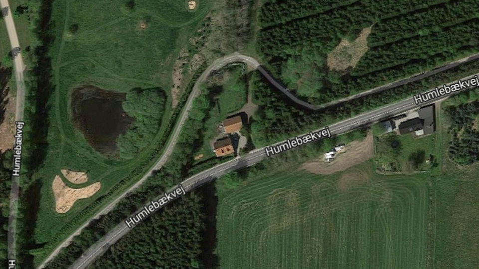 Retssagen omhandlede cykelstien på billedet, der slår bue uden om et af tre huse på Sonnich Frylands grund. | Foto: Screendump, Google Maps.