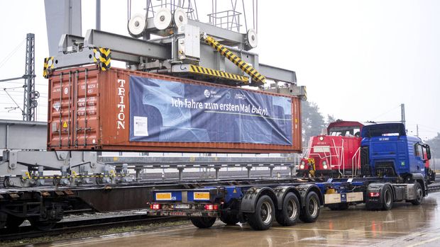 En container flyttes fra lastbil til fragttog i Hamborg, Tyskland. | Foto: Daniel Bockwoldt/AP/Ritzau Scanpix