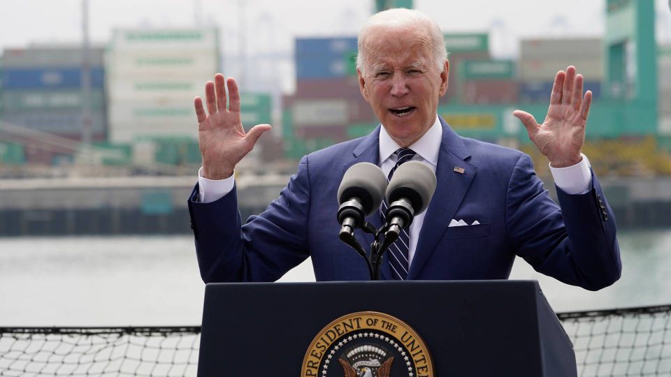 Præsident Joe Biden holdt i juli 2022 en tale på havnen i Los Angeles, hvor han langede hårdt ud efter de store containerederier, som han beskyldte for at spinde guld på pandemiens fragtkaos. | Foto: Damian Dovarganes/AP/Ritzau Scanpix