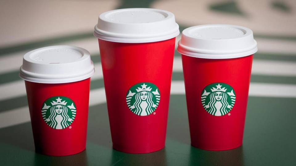Starbucks lancerer hvert år en særlig julekop. Tidligere har designet indeholdet rensdyr, snefnug og grantræer, men i år har kæden valgt et mere minimalistisk udtryk. | Foto: Presse/Starbucks
