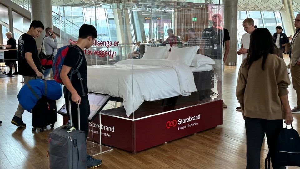 TIL ADVARSEL: Den skrekkelige sengen står i avgangsområdet på Oslo lufthavn. | Foto: Storebrand