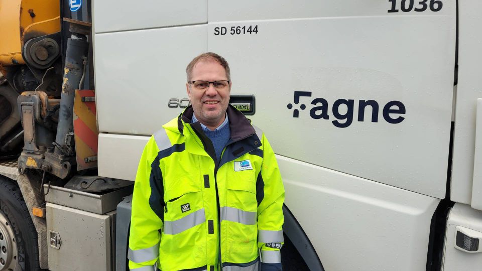 FLERE KAN BIDRA: John Arild Arnø, prosjektleder i Fagne, oppfordrer alle nettselskap til å ta en titt på lagrene sine for å se om det er noe de kan donere.