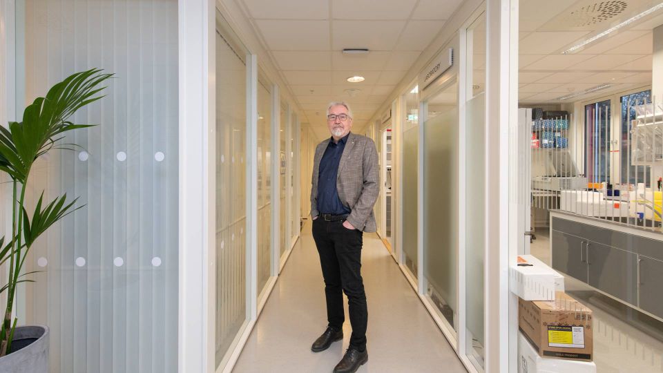 UTVIDER: EInarsson og Radforsk har kontorer vegg i vegg med laboratoriene. Kommunen har også nettopp gitt grønt lys for at han kan utvide Innovasjonsparken, for å få mer plass til forskning og utvikling. | Foto: Vidar Sandnes