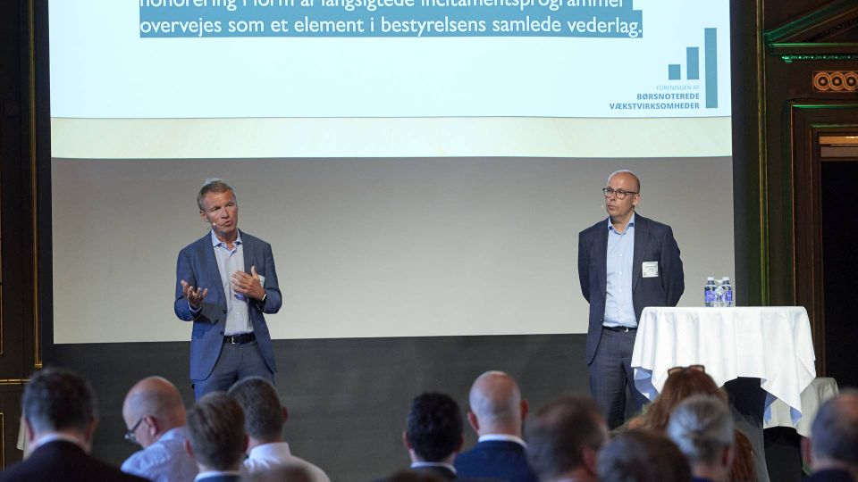 Steffen Heegaard og Claus Finderup Grove, adm. direktør i Konsolidator, præsenterede anbefalingerne på FBV's årsmøde i september 2022. | Foto: CARSTEN LUNDAGER