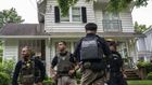 Politibetjente ses her onsdag foran Brett Kavanaughs hjem i byen Chevy Chase i delstaten Maryland | Foto: NATHAN HOWARD/AFP / GETTY IMAGES NORTH AMERICA