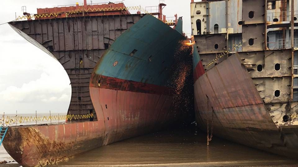 Maersk Georgia and Maersk Wyoming were the first two ships to arrive in Alang. They have now been completely scrapped. In this photo, they are being cut up in the tidewater zone. | Photo: Louise Vogdrup Schmidt