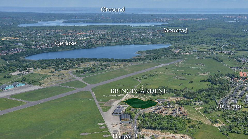 Luftfoto af den tidligere flyvestation med det kommende boligområde indtegnet i midten. | Foto: Reka Group