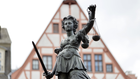 Die Justitia auf dem Gerechtigkeitsbrunnen auf dem Römerberg in Frankfurt. | Foto: picture alliance / Geisler-Fotopress