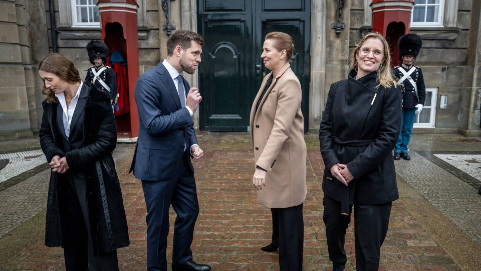 Statsminister Mette Frederiksen med tre nye ministre på Amalienborg Slotsplads. | Foto: Mads Claus Rasmussen