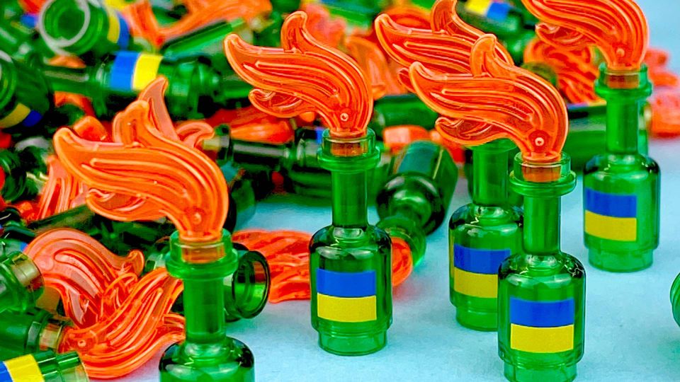 Citizen Brick har udover Zelenskyj-figurene også produceret og solgt Lego-molotov-cocktails. | Foto: Pr