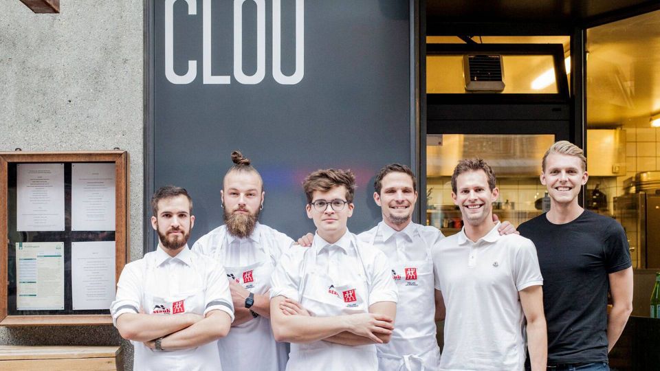 Clous køkkenchef og ejer Jonathan Berntsen med et udsnit af sit kokkehold. Sammen med Nikolaj Kragh (yderst til højre i sort) samt adm. direktør Simon Evers (2. yderst til højre i hvidt) fra Gotipster.