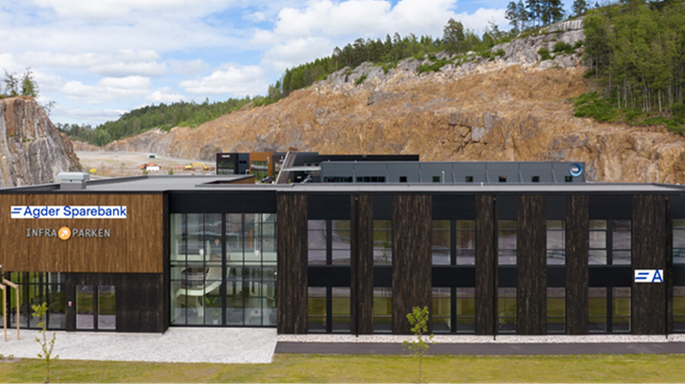 FÅR EGEN INNGANG: Illustrasjon som viser hvordan det nye kontoret i Tvedestrand skal få egen inngang. Kontorbygget er kjent som Infraparken.