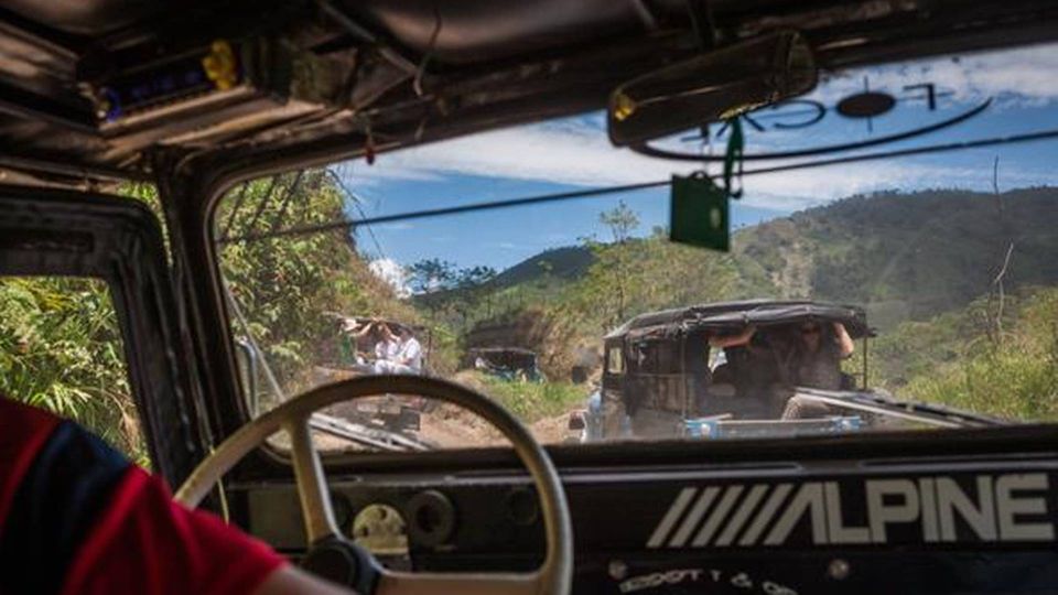 Vejene op til de colombianske kaffefarme er ofte små og dårlige. Transporten af sækkene foregår på jeeps, der den modsatte vej fungerer som små busser for gæster og lokalbefolkning. | Foto: Björn Rudnert