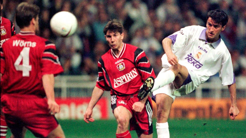 Bayer Leverkusen havde sin seneste storhedstid i slutningen af 90'erne og starten af det nye årtusinde. Her i Europa Cup-kvartfinalen i 1998 mod Real Madrid og med Aspirin på maven. | Foto: Desmond Boylan/Reuters/Ritzau Scanpix