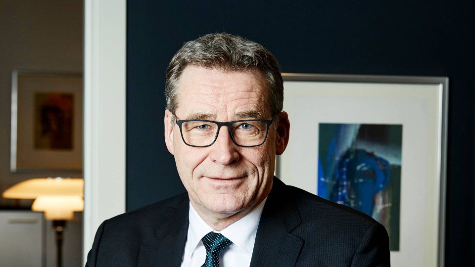 Lars Møller Kristensen giver i det nye år plads til Sigurd Simmelsgaard som adm. direktør i Djursland Bank. | Foto: Pr/djurslands Bank