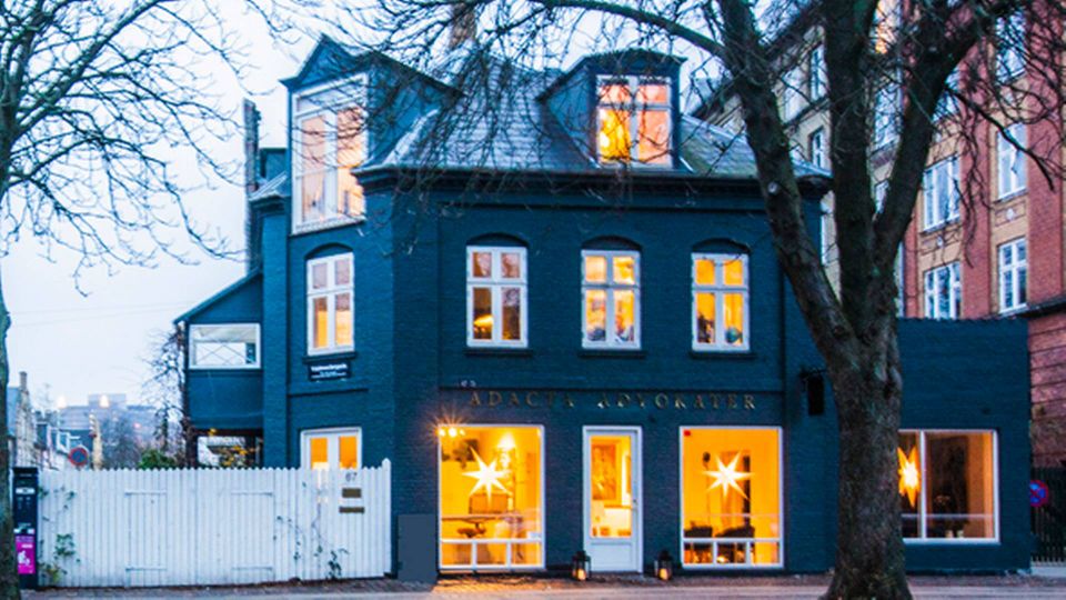 Adacta Advokater på Øster Farimagsgade på Østerbro i København, hvor Kåre Traberg Smidt bor ovenpå med sin familie. | Foto: Privat