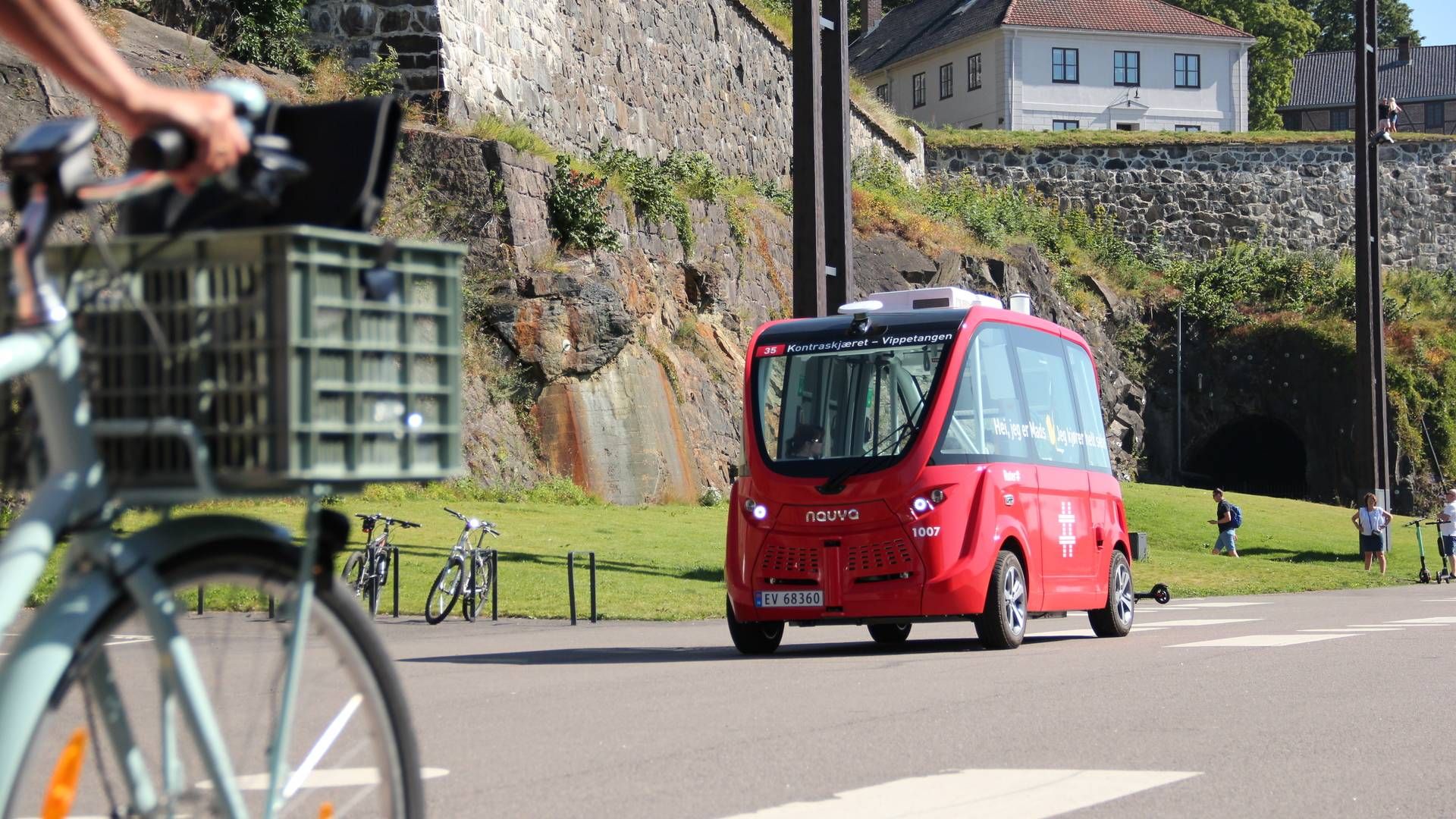 Holo har vundet et udbud i Norge, og her kører en Holos selvkørende busser ved Akershusstranda i Oslo. | Foto: Holo/PR