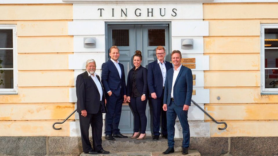 Ib Gorm Pedersen (tv.) med sine kolleger hos Middelfart Advokaterne foran den tidligere retsbygning, Tinghuset. Foto: PR. | Foto: PR.