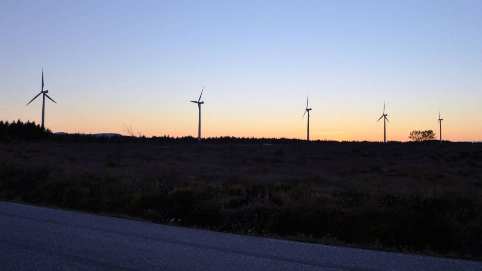 OPPGRADERT: Foto av Sandøy Vindkrafts fem vindturbiner i 2016, før oppgraderingen. | Foto: Janisjan85