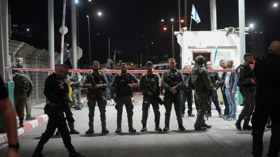 KONTROLLPOST: Bevæpnede styrker fra det israelske grensepolitiet (Mishmar HaGvôl) inspiserer grenseovergangen Mazmuria mellom Jerusalem og Vestbredden etter et knivangrep i desember. | Foto: AP Photo/Mahmoud Illean
