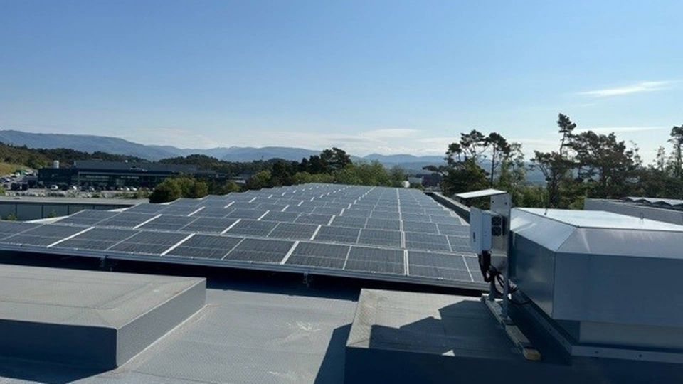 De 1140 solcellenepanelene som nå er installert dekker 2200 kvadratmeter av taket. | Foto: Kokstad