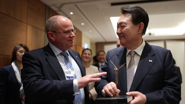 Vestas' adm. direktør Henrik Andersen og Sydkoreas præsident Yoon Suk-Yoel underskrev onsdag en aftale om mulige investeringer for milliarder. | Photo: vestas