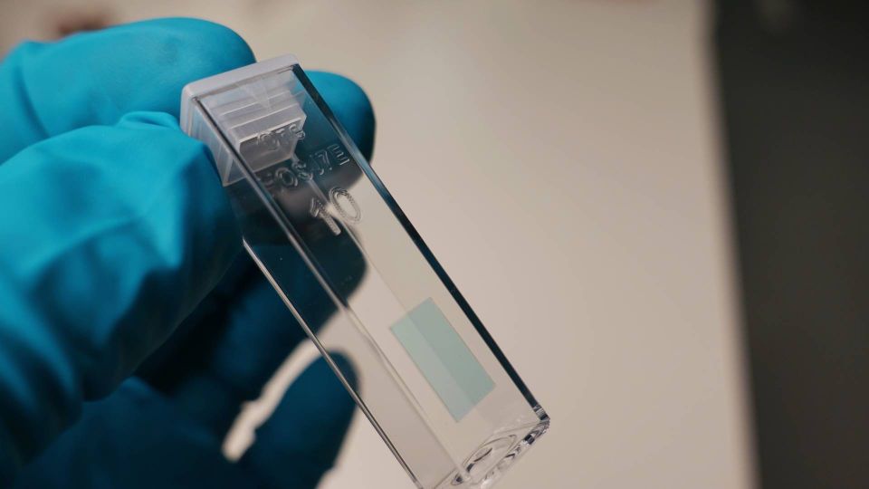 Ét af virksomhedens produkter er Nanocuvette One, som via et optisk filter måler indholdet af f.eks. grundvand til drikkeboringer. | Foto: cphnano / PR