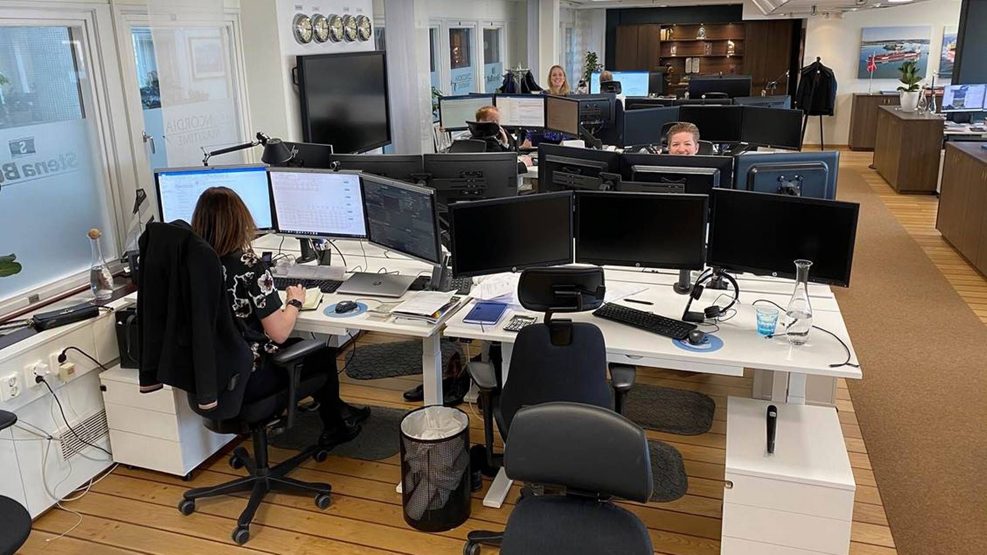 Normalt sidder der ansatte ved næsten alle skriveborde hos Stena Bulk i Gøteborg. Disse dage er hvert andet lukket ned og de 30 ansatte er delt op i to hold. | Foto: Privatfoto