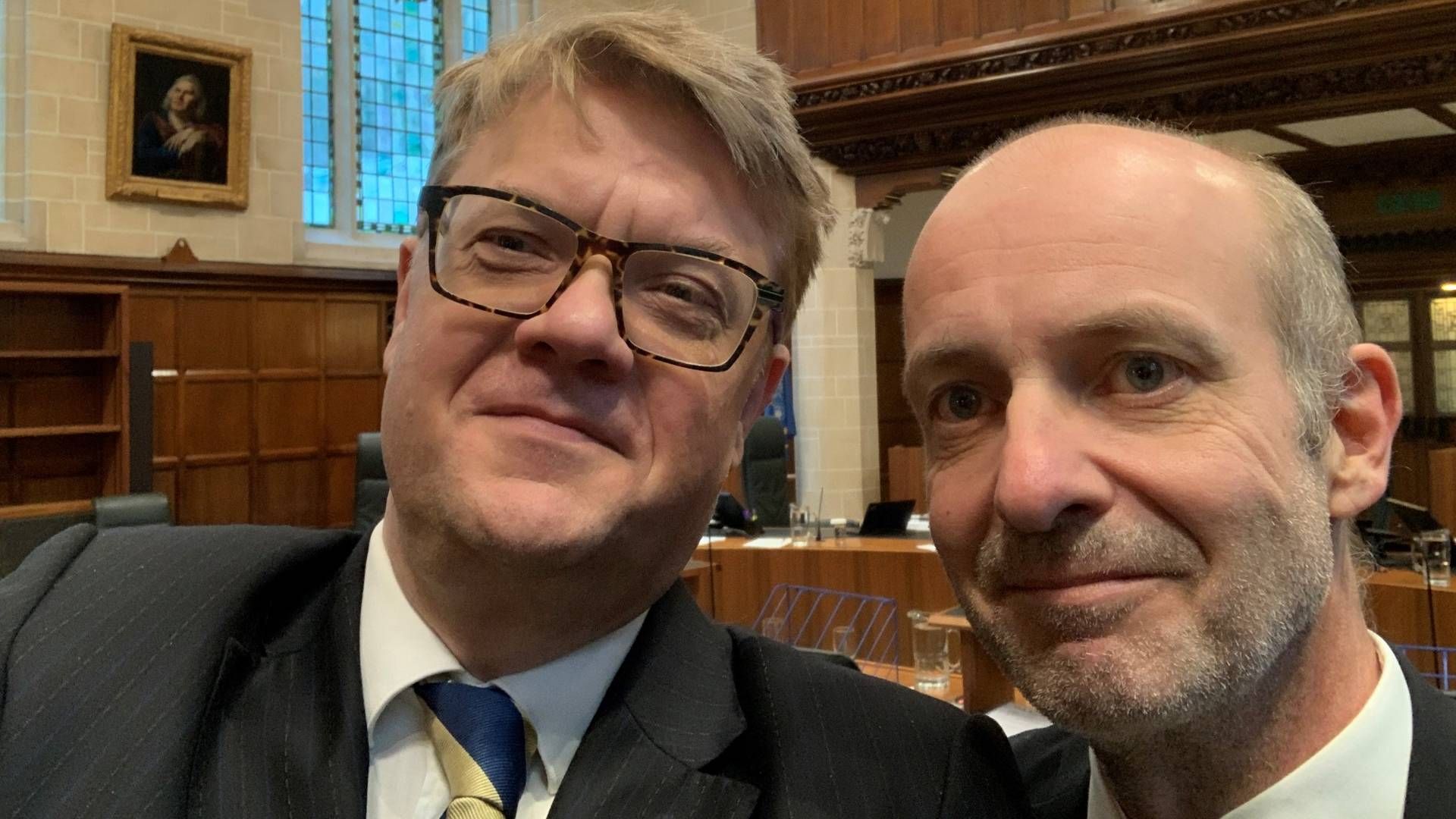 René Offersen (tv.) og Kim Lundgaard Hansen, der blev venner for livet på jurastudiet, i en selfie i højesteret i London i 2019. | Foto: PRIVATFOTO