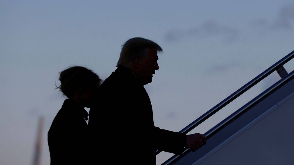 Exit - Trump og præsidentfruen forlader Andrews Joint Air Force Base med kurs mod Florida. | Foto: Carlos Barria/Reuters/Ritzau Scanpix