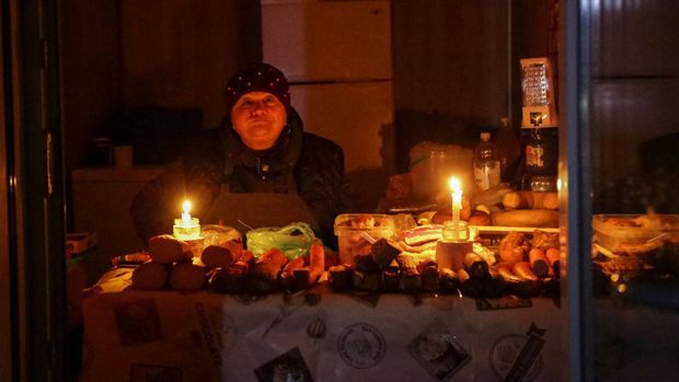 A small business owner resorts to candle lights during a Odessa blackout back in December 2022. | Foto: Stringer/Reuters/Ritzau Scanpix