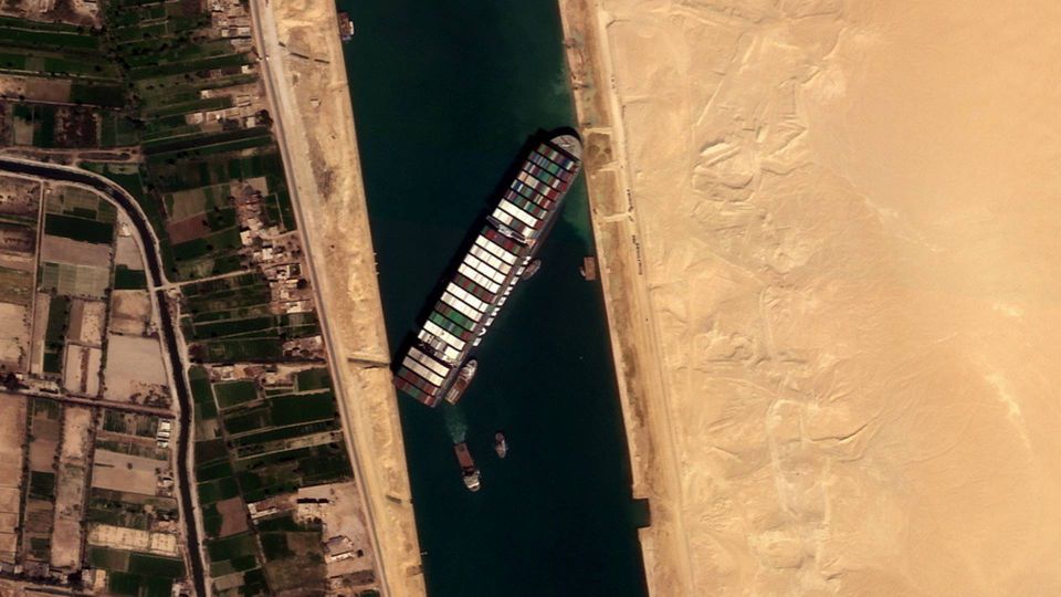 Ever Given er næsten 400 meter langt og kan have over 20.000 containere ombord, når det er helt fyldt. | Foto: Satellogic/Reuters/Ritzau Scanpix