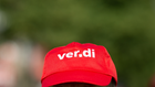 Ein Bankangestellter trägt beim Warnstreik eine Mütze mit dem Verdi Logo. | Photo: picture alliance/dpa | Christophe Gateau