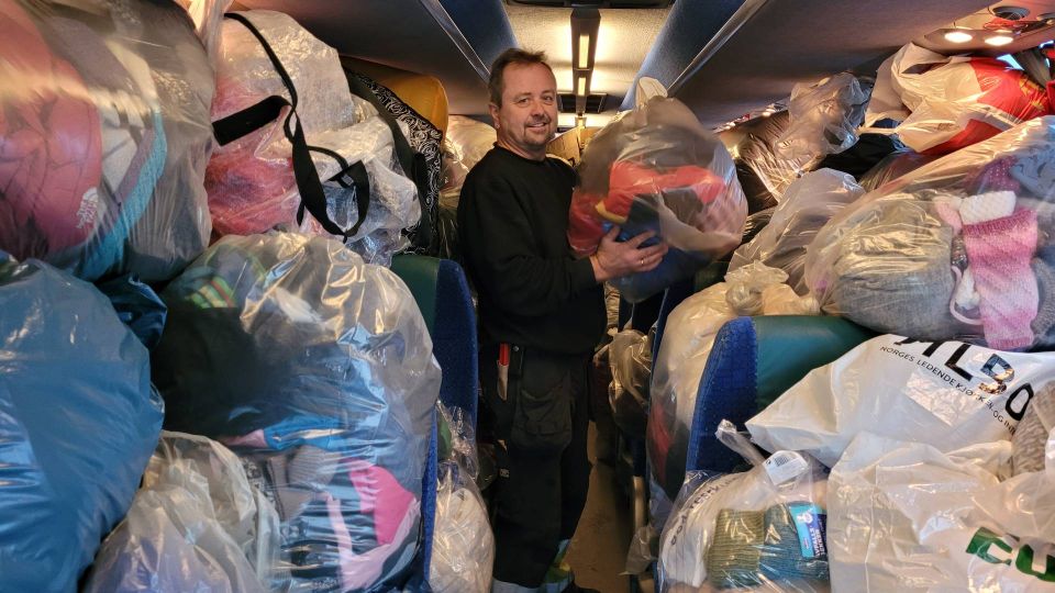 FULLT: Driftstekniker Sigbjørn Hagland har hentet sekker fra Haugaland Kraft sin lokasjon i Odda. Her prøver han å finne plass til sekkene i den allerede stappfulle bussen som går under navnet «Peace» og skal kjøre det ned til Ukraina. | Foto: Haugaland Kraft