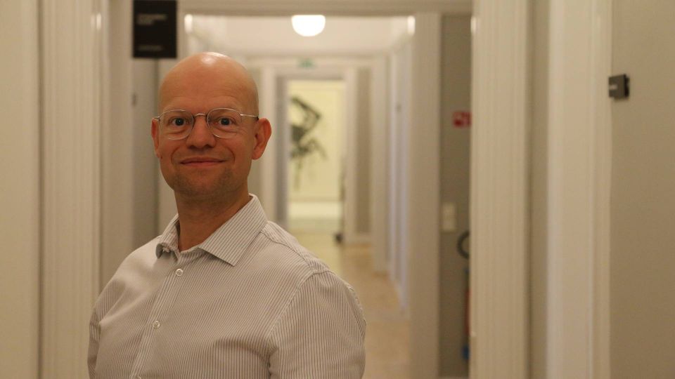 Her er Anders Høj Eggers. Han er pressechef i Lægeforeningen og del af det team, som netop er kåret som uofficiel danmarksmester i pressekontakt. Kilde: PR foto / Dadl.