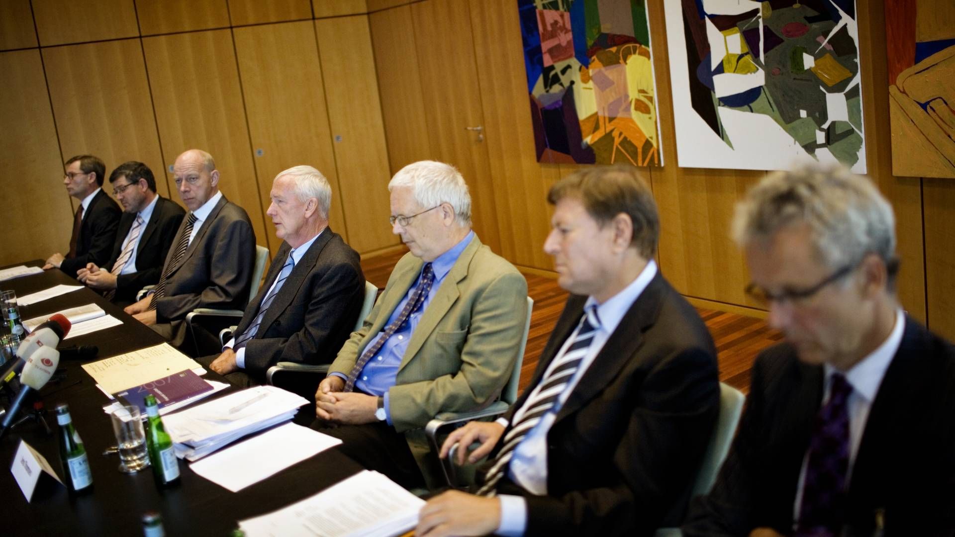 Henrik Bjerre-Nielsen befinder sig yderst til højre i billeder fra det pressemøde, hvor daværende direktør for Nationalbanken, Nils Bernstein, præsenterer en redningsplan for Roskilde Bank i sommeren 2008. | Foto: Miriam Dalsgaard/Arkivfote