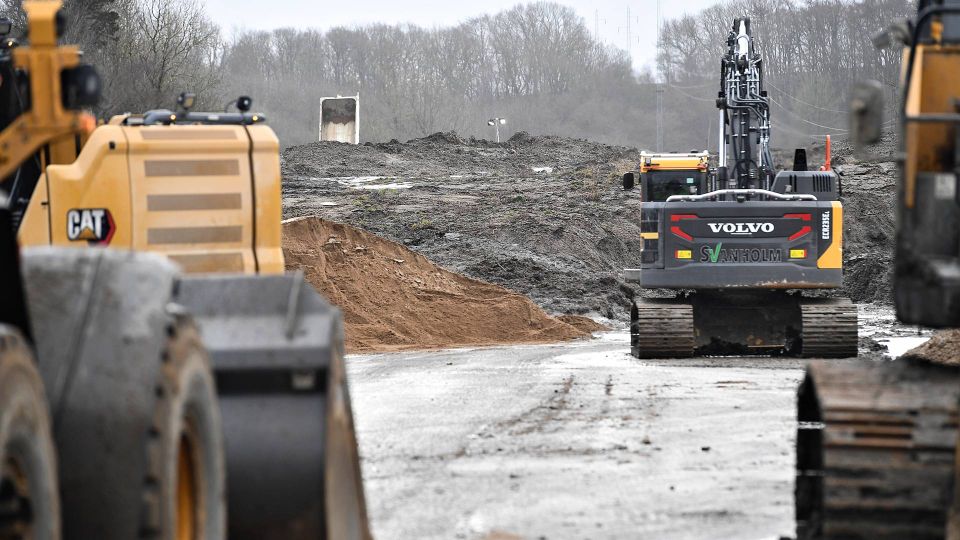 Cowi har i en rapport fastslået, at det vil koste knap 2,2 mia. kr. at fjerne al jord fra grunden i Ølst, der i dag skrider. | Foto: Ernst van Norde