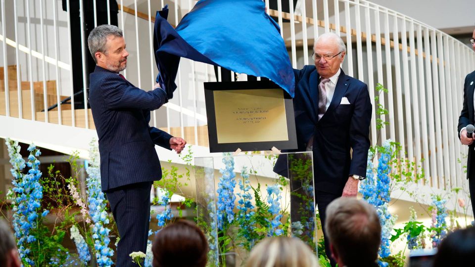 Kong Frederik og kong Carl Gustaf fjerner klædet fra en gylden plade og har dermed officielt indviet det nye life science-center i Stockholm. | Foto: Ida Marie Odgaard / Ritzau Scanpix