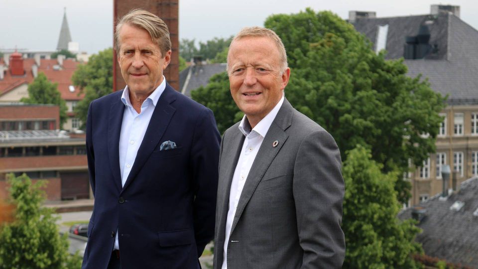 SIGNERTE AVTALE: Konsernsjef Per Mortensen i Linstow (til venstre) og Statsbyggs administrerende direktør Harald Nikolaisen | Foto: Statsbygg