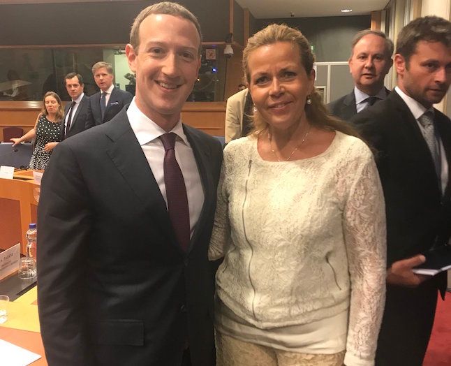 EU-politikerne ville hellere tage selfier med Zuckerberg end stille kritiske spørgsmål. Her en svensk EU-politiker Cecilia Wikström i dumsmart selfie med Zuck.