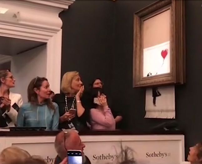 Det gik øjeblikkeligt viralt, da kunstaktivisten Banksy tog røven på hele (kunst)verdenen og destruerede sit kunstværk "Girl With Balloon" på en auktion på Sotheby’s i London den 5. oktober. Foto: Youtube