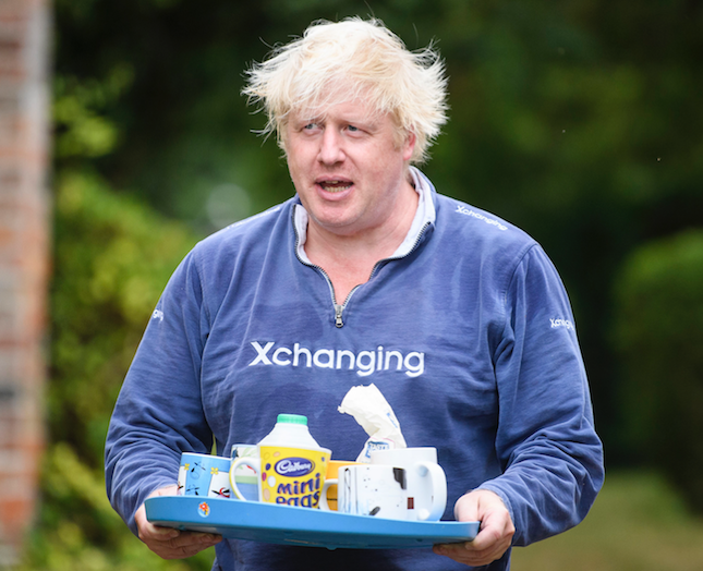 Boris Johnson bød journalisterne på en varm kop te, mens de trippende afventede en kommentar fra den farverige politiker. Foto: Ritzau Scanpix