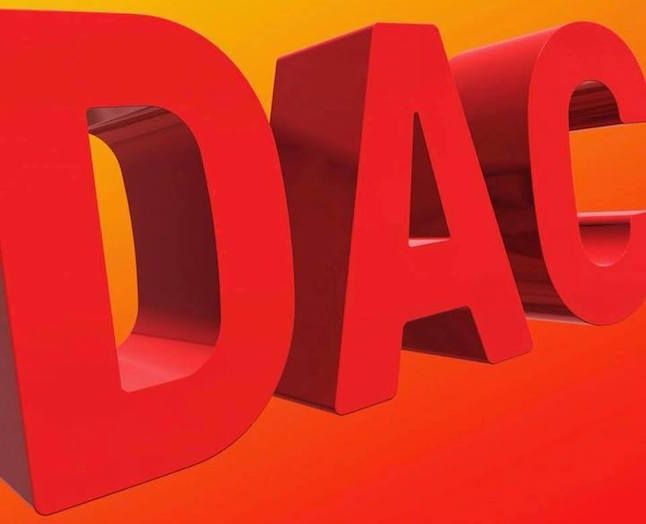 Er DAC'S nye logo alt for fortærsket? Og hvordan hænger store røde plasticbogstaver sammen med resten af DAC's identitet?