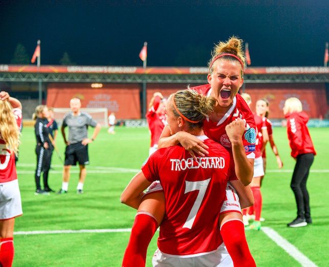 Med held, vilje og masser af charme har vores kvindelige fodboldlandshold spillet sig ind i hjerterne hos de danskere, der indtil denne sommer mente, at livet var for kort til kvindefodbold. Kilde: DBU / Mirko Kappes.