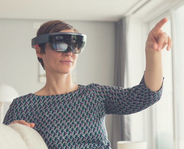 Virtual reality og augmented reality var det helt nye for få år siden, men der er endnu ingen, der går rundt med brillerne. Hvordan står det til med teknologien? Hvad kan den lige nu? Og hvornår kan man egentlig sidde og se Netflix, mens man er til møde? Foto: Getty.