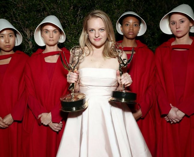 Elisabeth Moss omringet af "handmaids" fra den nu Emmy-vindende tv-serie The Handmaid's Tale. Kilde: Getty Images.