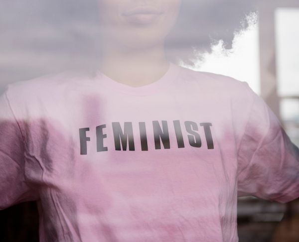 Feminisme kan beskrives så kort, at det kan stå på en T-shirt, men det betyder ikke, at alt er sagt om feminisme. Feministiske Tænkere – En tekstsamling er et bevis på, at den feministiske tænkning lever i bedste velgående. Foto: JGI/Jamie Grill/gettyimages