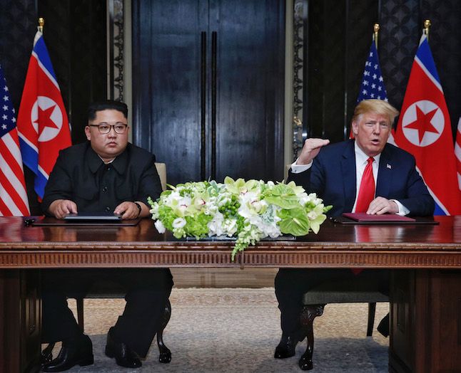 Det er svært ikke at bemærke forskellen på, hvordan Trump behandlede Kim Jong-un i forhold til rækken af europæiske ledere. Men hvad skete der egentlig i Singapore? Og hvad ligger forud for denne fredsforhandling? Foto: Getty Images